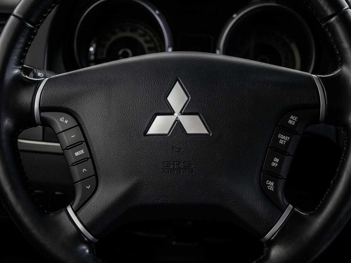 Mitsubishi Pajero, 2015 Фото №19