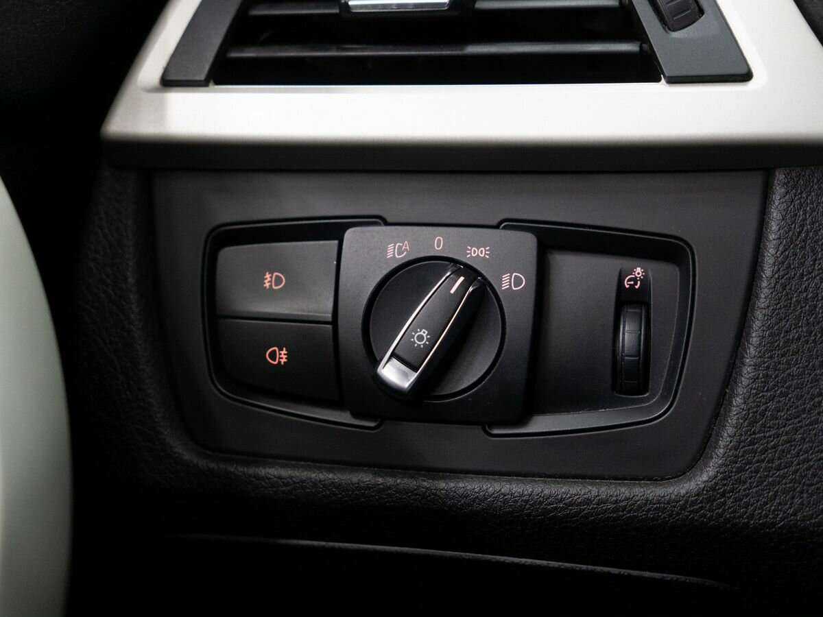 BMW 3 серии 318i, 2015 Фото №16